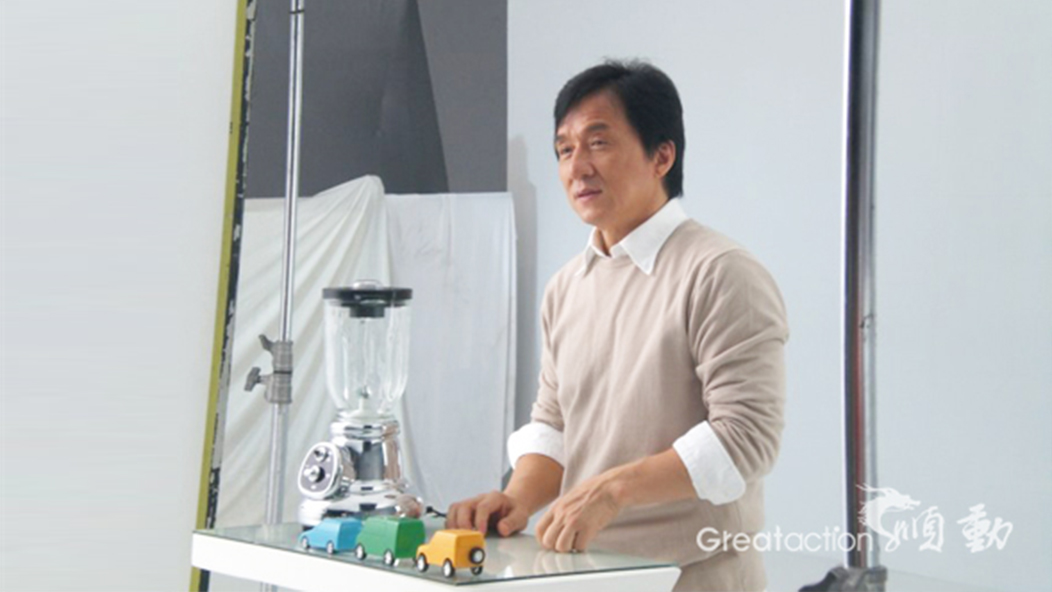 成龍?jiān)趶V告片拍攝現(xiàn)場