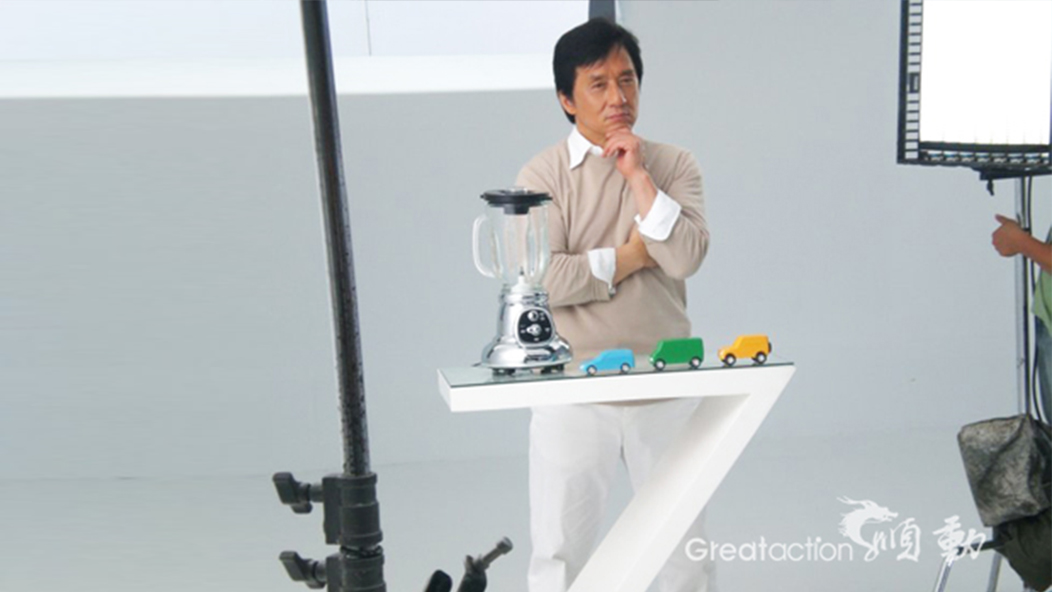 成龍?jiān)趶V告片拍攝現(xiàn)場