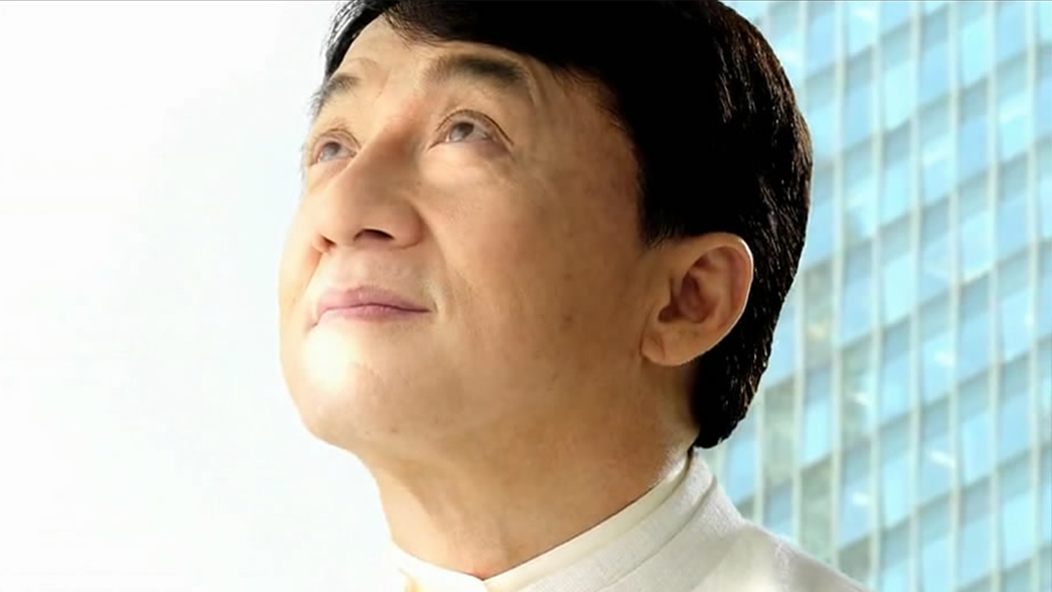 成龍?jiān)趶V告片拍攝現(xiàn)場